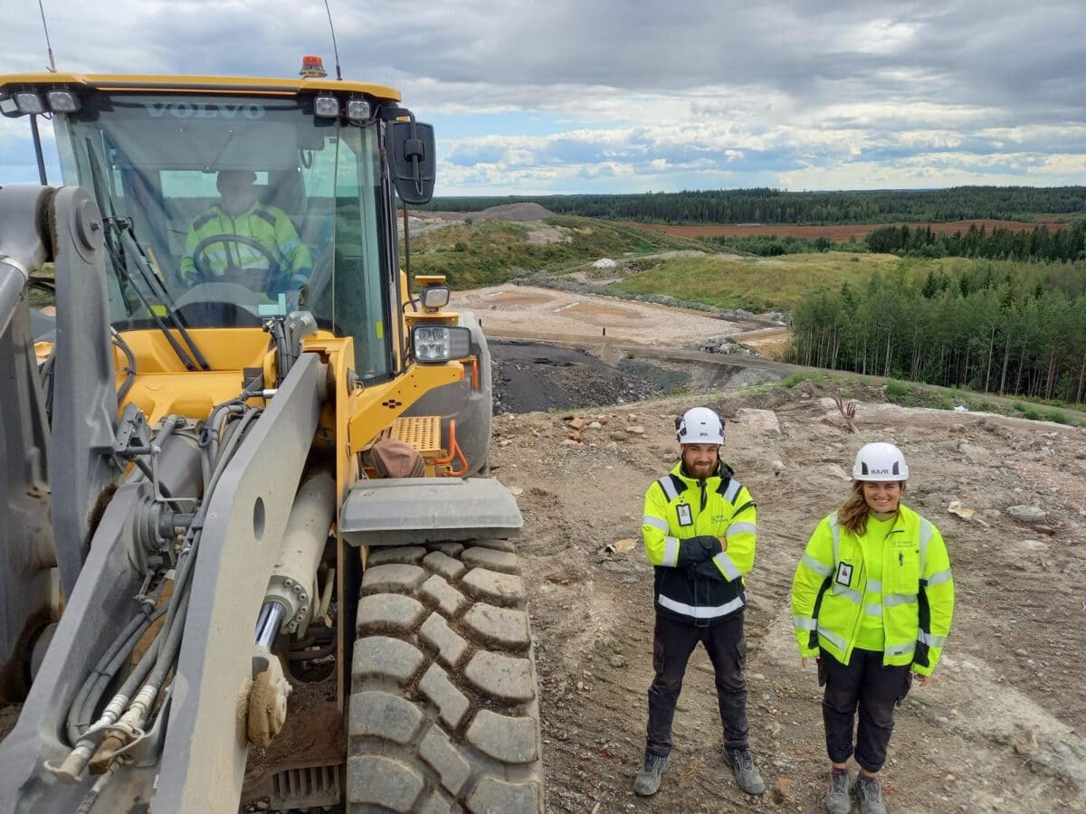 Kuvassa vasemmalta Jani pyöräkuormaajan puikoissa sekä Ali ja Hannele.