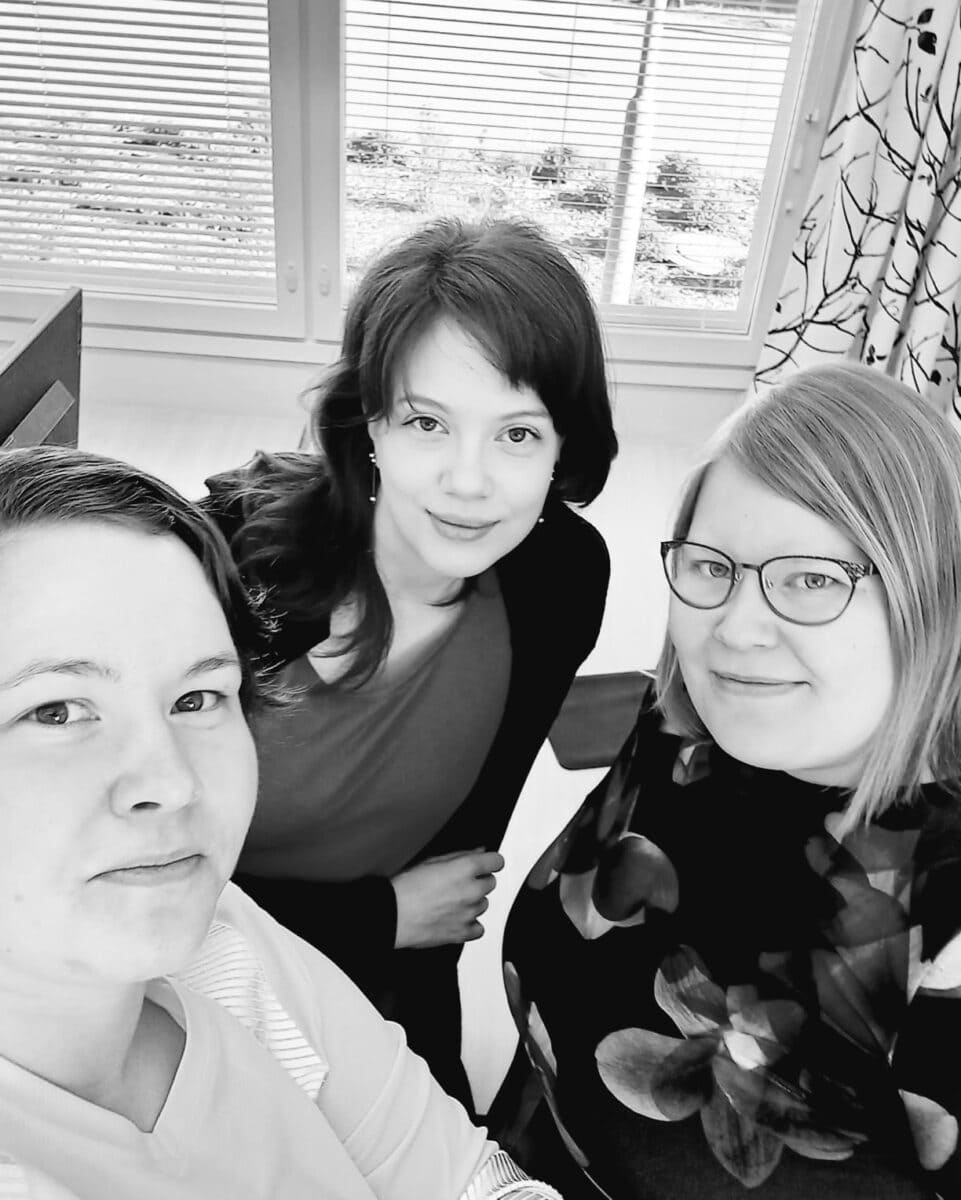 Kuvassa vasemmalta Aino Sallinen, Hanna Vähä-Pietilä ja Mari Akpedeye.